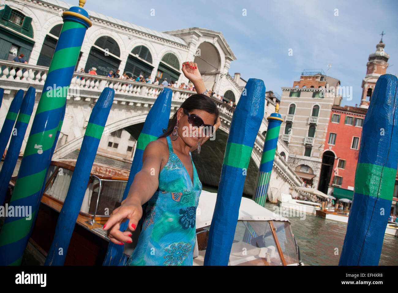 Giovane donna possing per una foto di fronte al ponte di rialto, Grand Canal, Venezia, Venezia, Italia e Europa Foto Stock