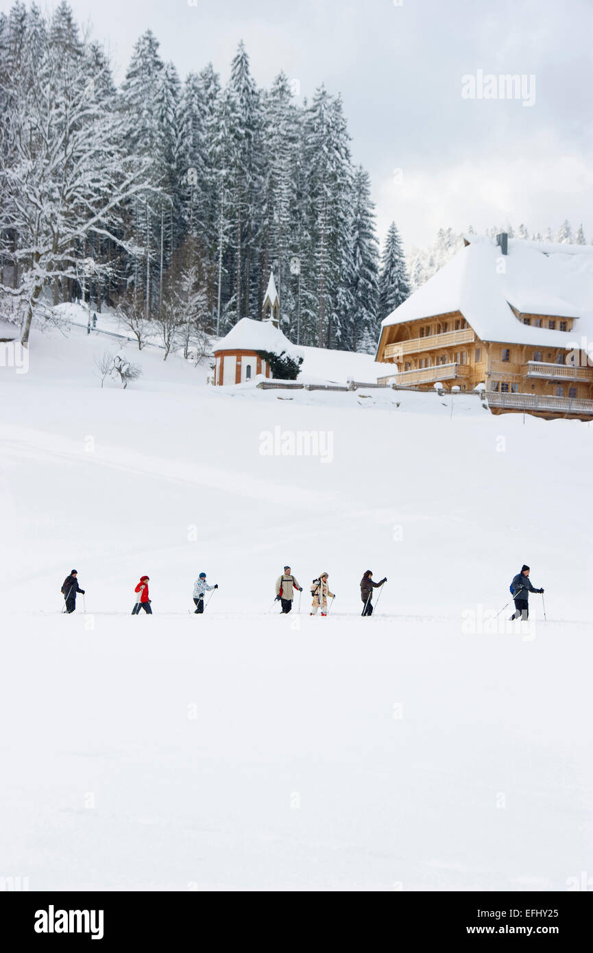 Con le racchette da neve gli escursionisti, Hinterzarten, Foresta Nera, Baden-Wuerttemberg, Germania Foto Stock