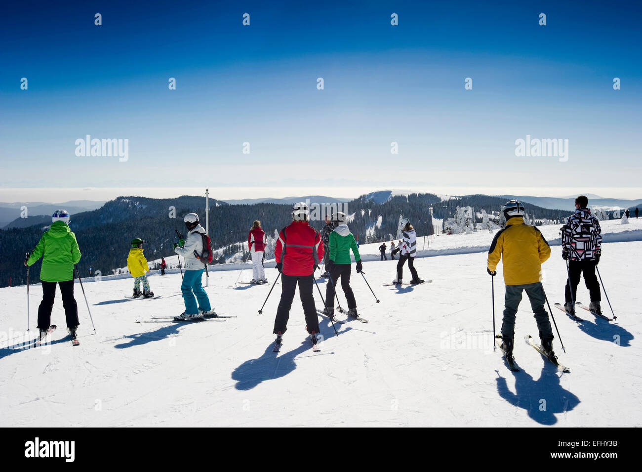 Gli sciatori sulla vetta del monte Feldberg, Foresta Nera, Baden-Wuerttemberg, Germania Foto Stock