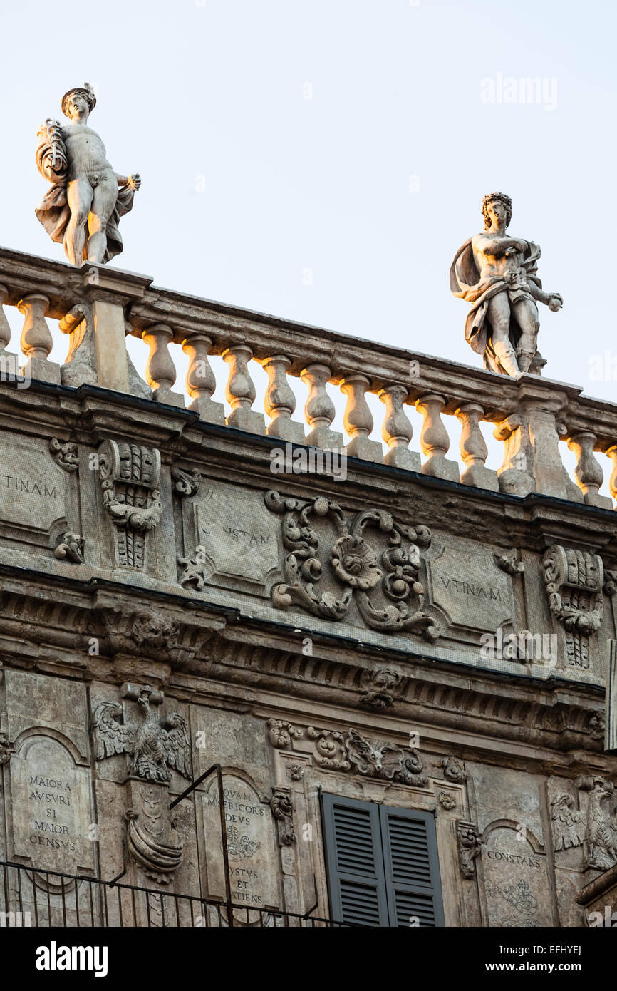 Close-up di una facciata con le statue in Twilight, Piazza Erbe, Verona, Veneto, Italia Foto Stock