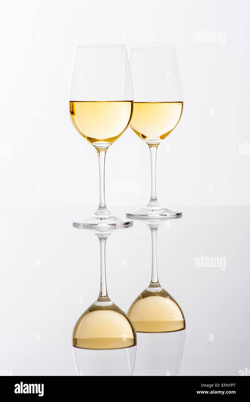 Due bicchieri di vino bianco con la riflessione, Amburgo, Germania settentrionale, Germania Foto Stock