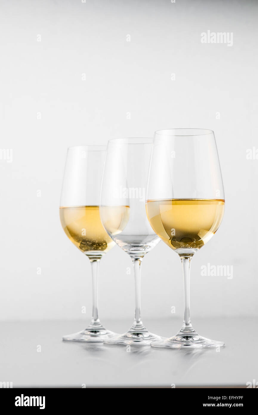 Due bicchieri di vino bianco e un bicchiere vuoto, Amburgo, Germania settentrionale, Germania Foto Stock