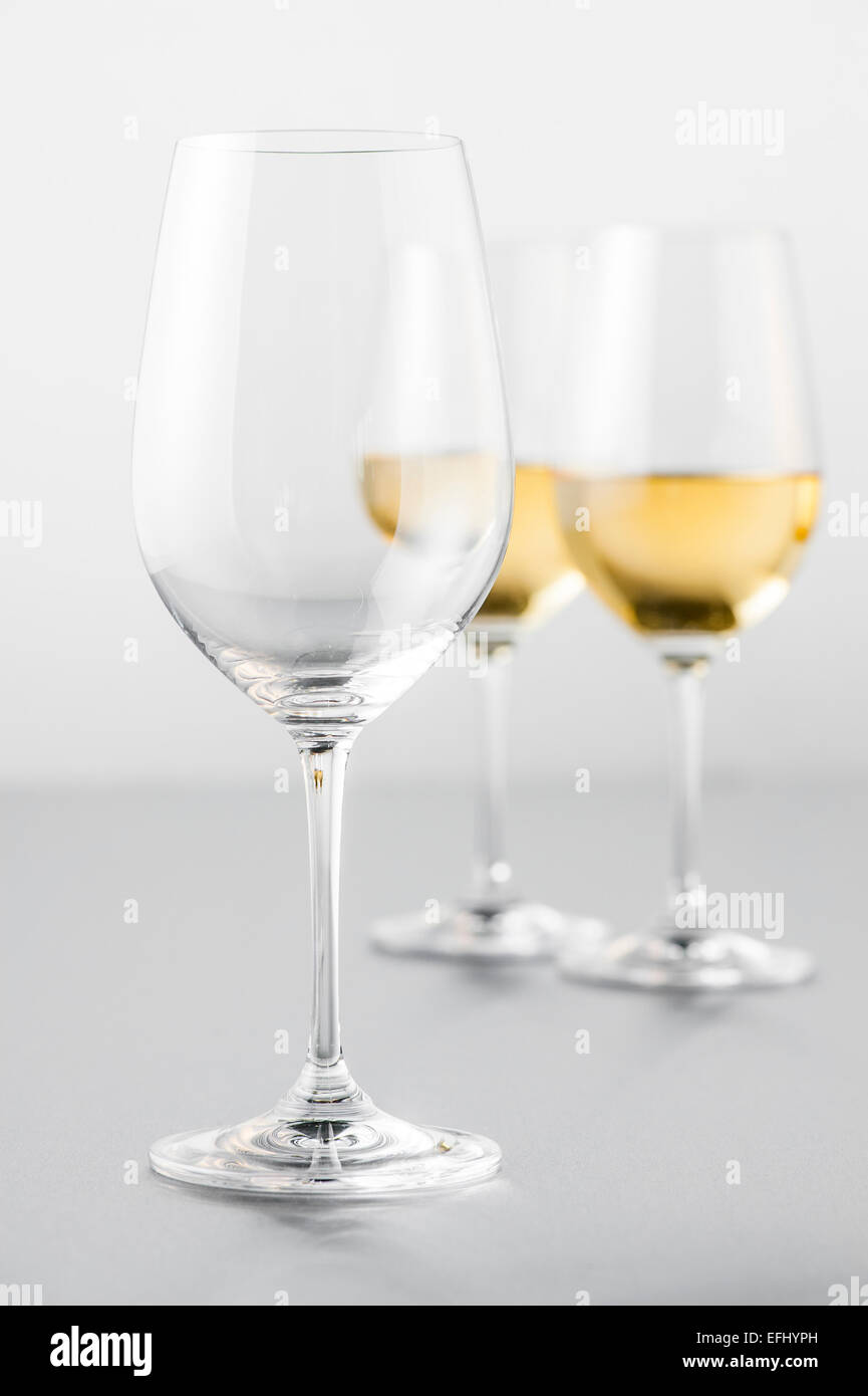 Due bicchieri di vino bianco e un bicchiere vuoto, Amburgo, Germania settentrionale, Germania Foto Stock