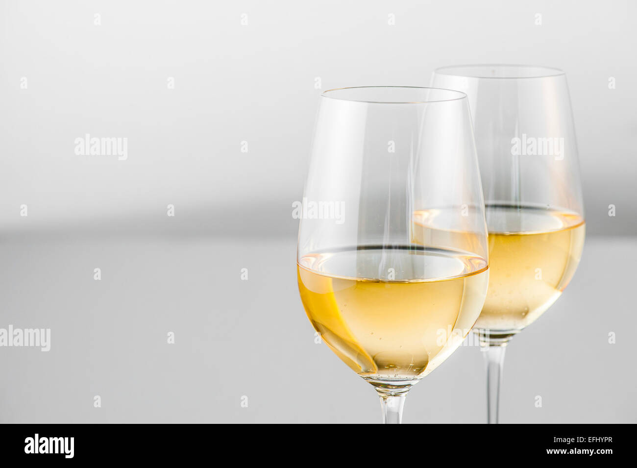 Due bicchieri di vino bianco, Amburgo, Germania settentrionale, Germania Foto Stock
