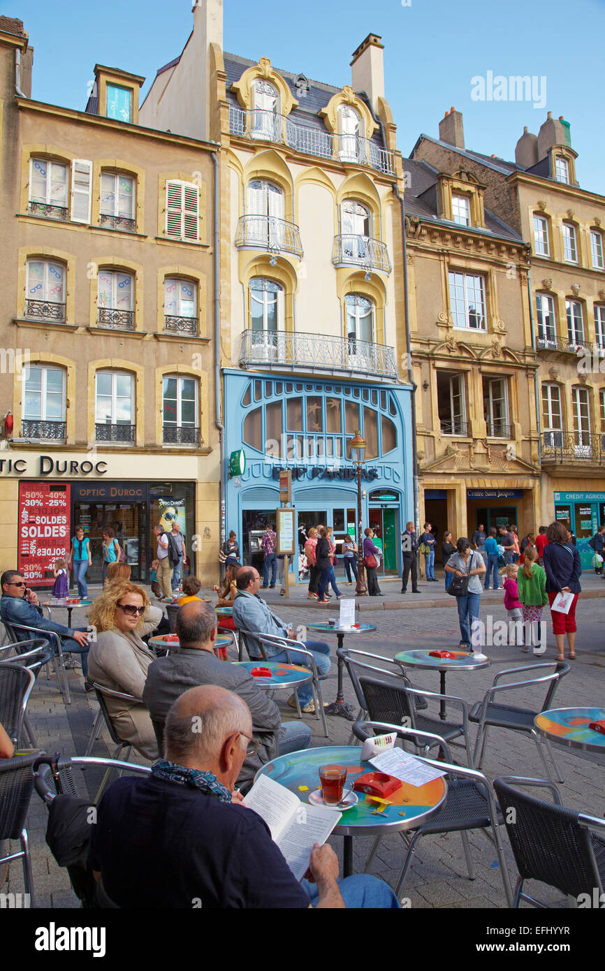 Un ristorante all'aperto a Place St Jaques, casa in Jugendstil, Metz, Moselle, Regione Alsazia Lorena, Francia, Europa Foto Stock