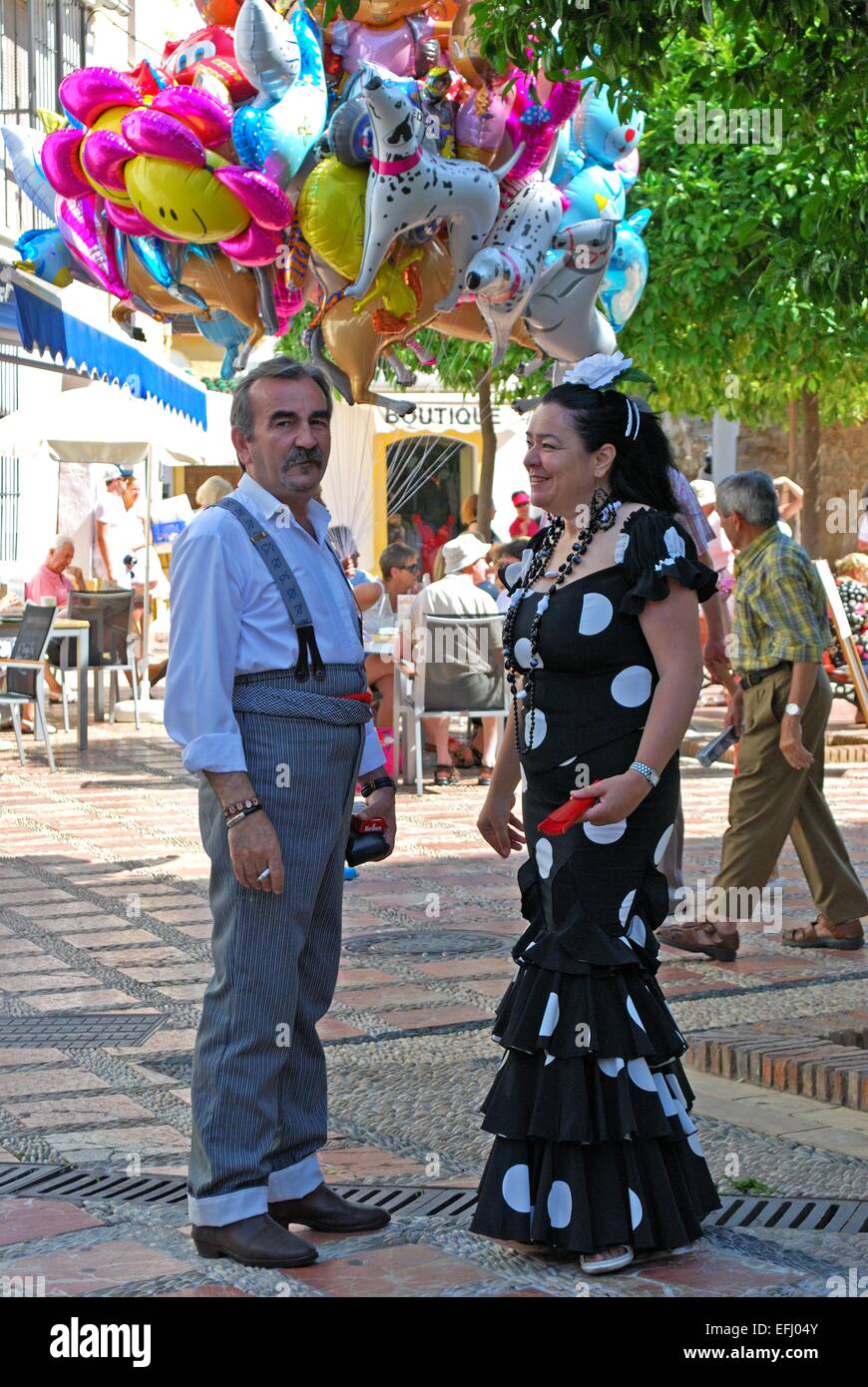 Coppia spagnola indossando vestiti tradizionali in Plaza de la Iglesia durante la Romeria San Bernabe, Marbella, Spagna. Foto Stock