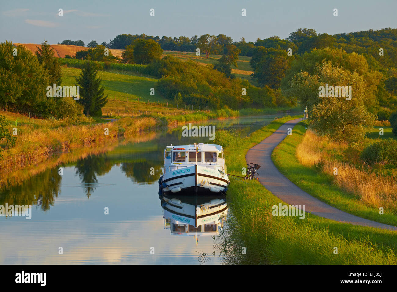Houseboat sul Canal des Houilleres de la Sarre vicino Harskirchen, Bas Rhin, Regione Alsazia Lorena, Francia, Europa Foto Stock