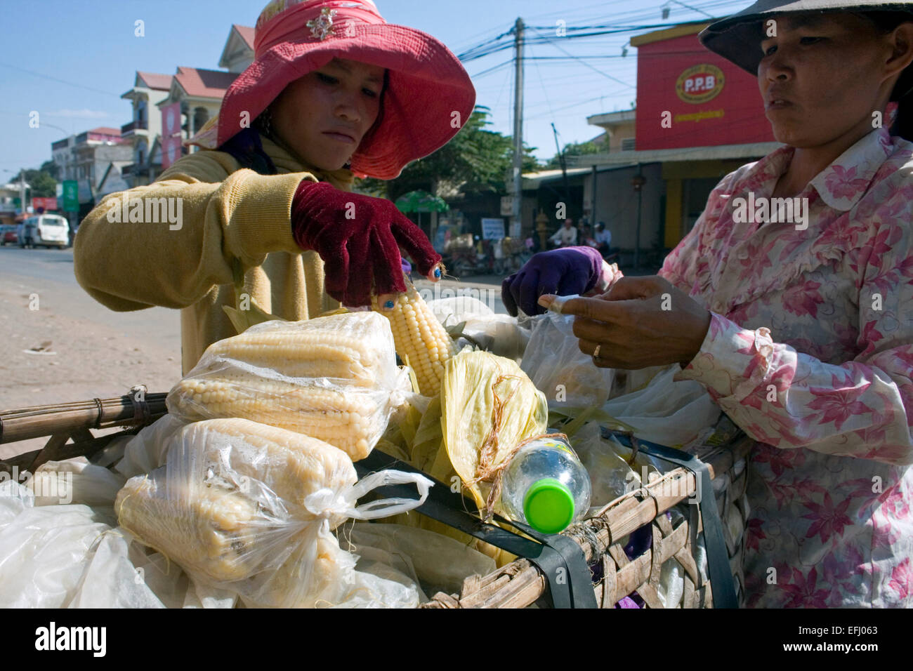 Il mais è disponibile come cibo di strada su una strada di città in Kampong Cham, Cambogia. Foto Stock