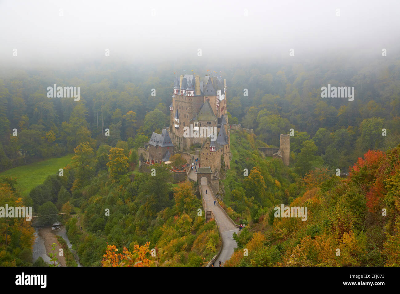 Burg Eltz castello vicino Wierschem, Eifel, Renania-Palatinato, Germania, Europa Foto Stock