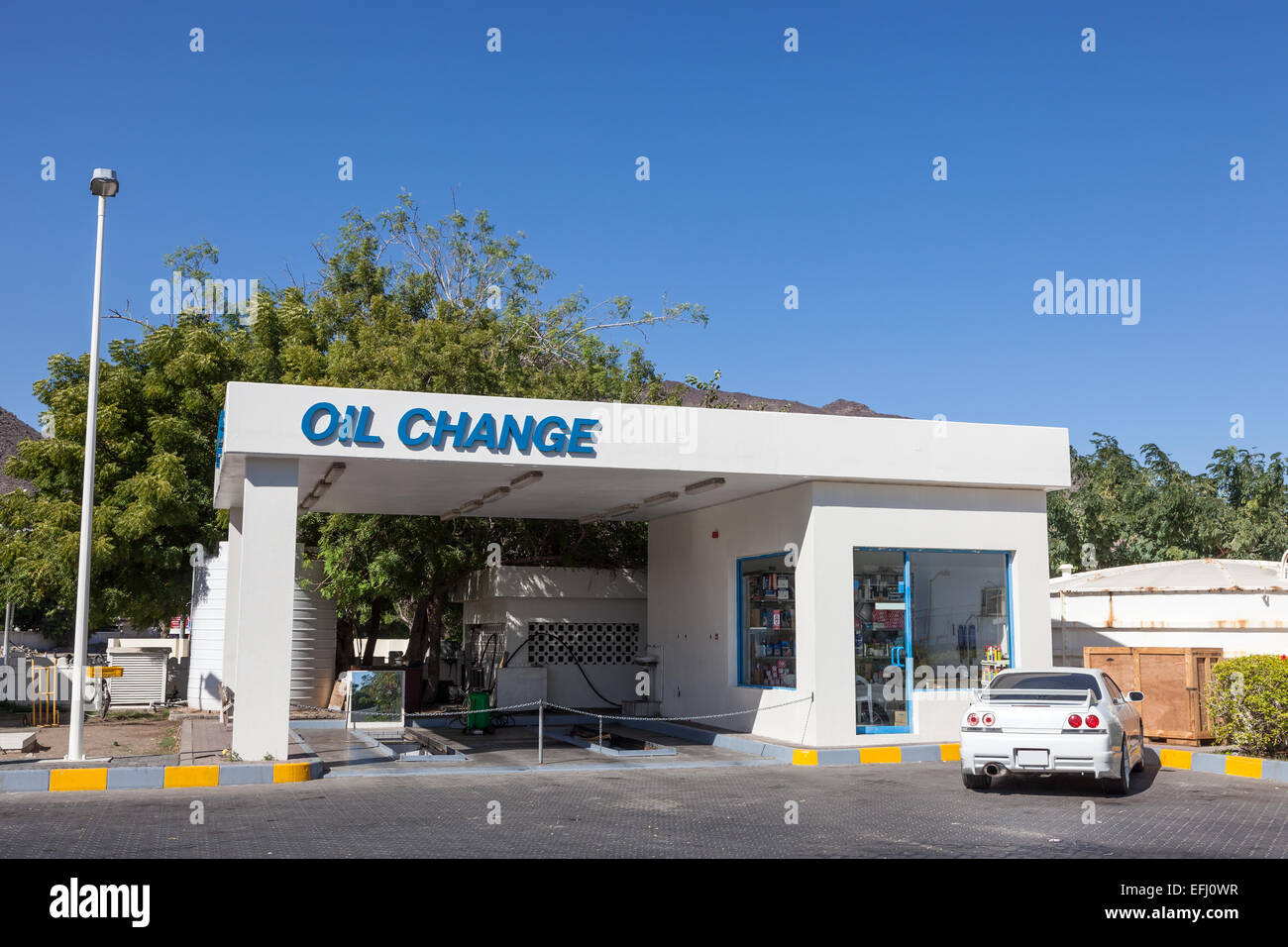 Servizio Cambio olio in corrispondenza di una stazione di benzina negli Emirati Arabi Uniti Foto Stock