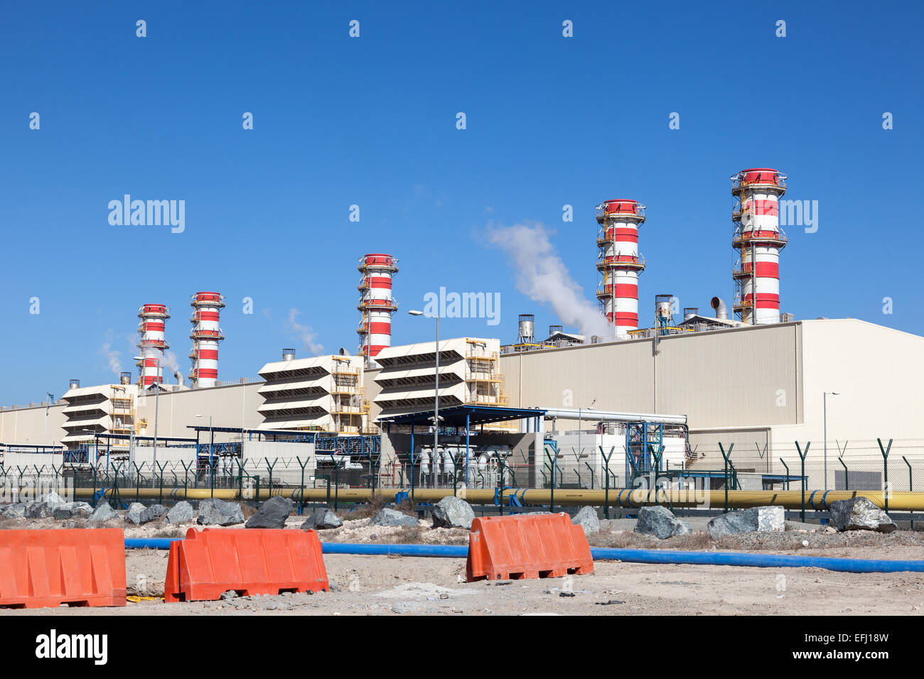 Moderna stazione di potenza negli Emirati Arabi Uniti Foto Stock
