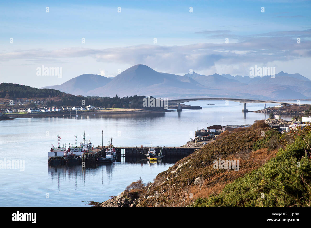 Kyle of Lochalsh e Skye Bridge, altopiani, Scozia Foto Stock