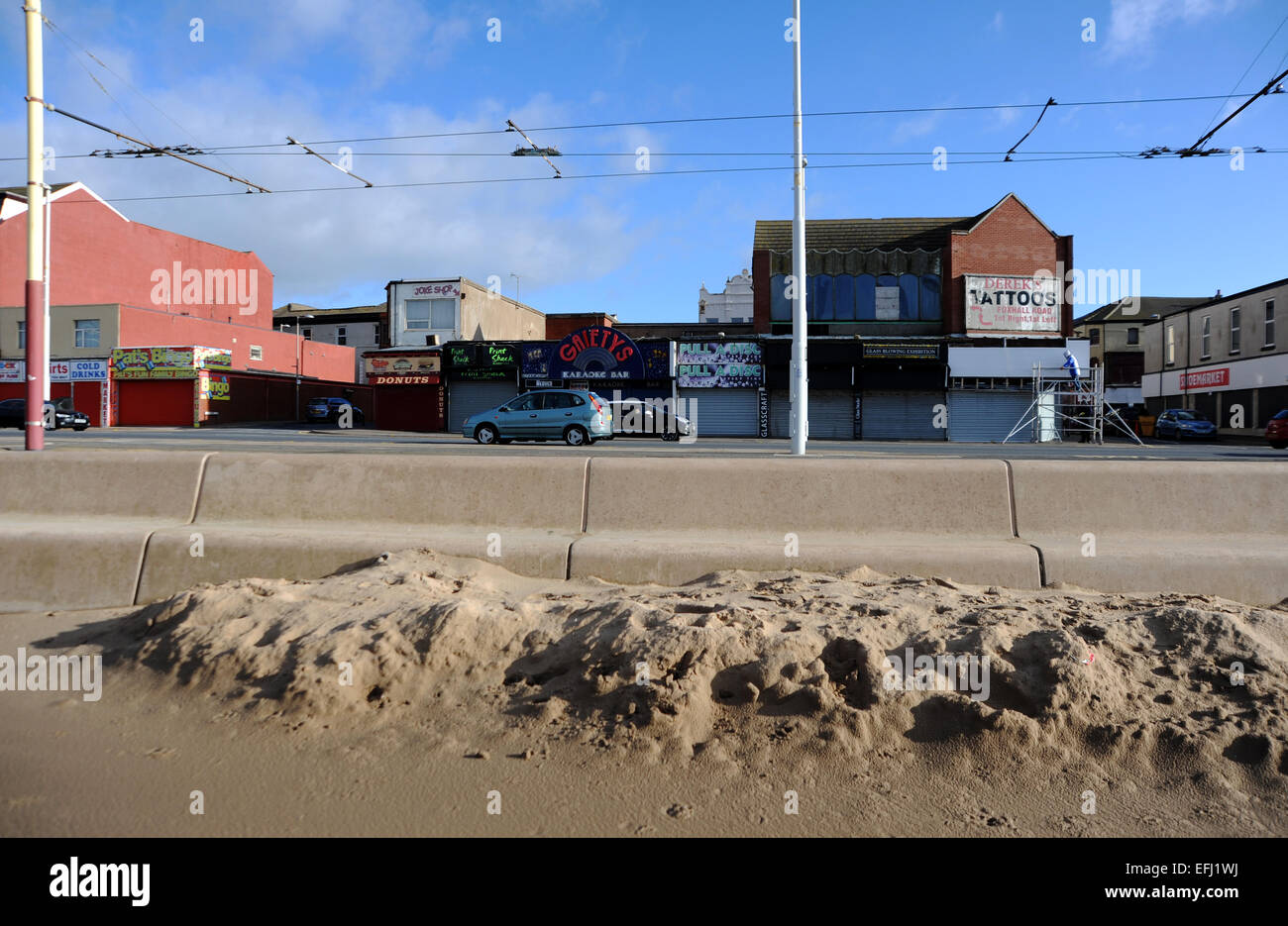 Blackpool Lancashire UK - Sand saltato su al passeggiata lungomare in inverno freddo giorno Foto Stock