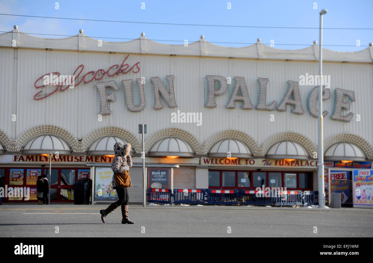 Blackpool Lancashire UK - Donna cammina oltre il deserto Silocks Fun Palace in inverno freddo giorno Foto Stock
