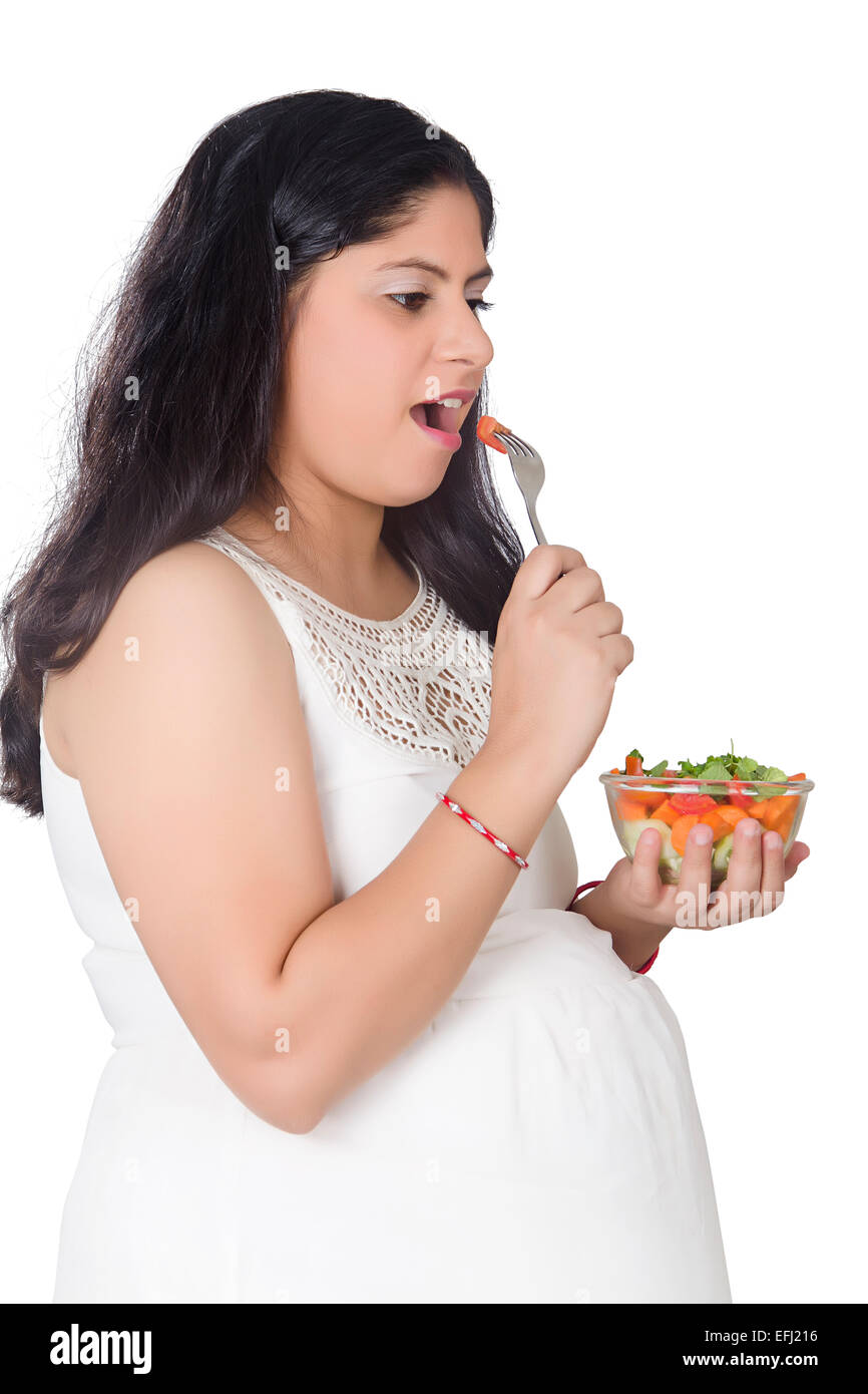 1 indiano donna gravidanza mangiare insalata di dieta Foto Stock