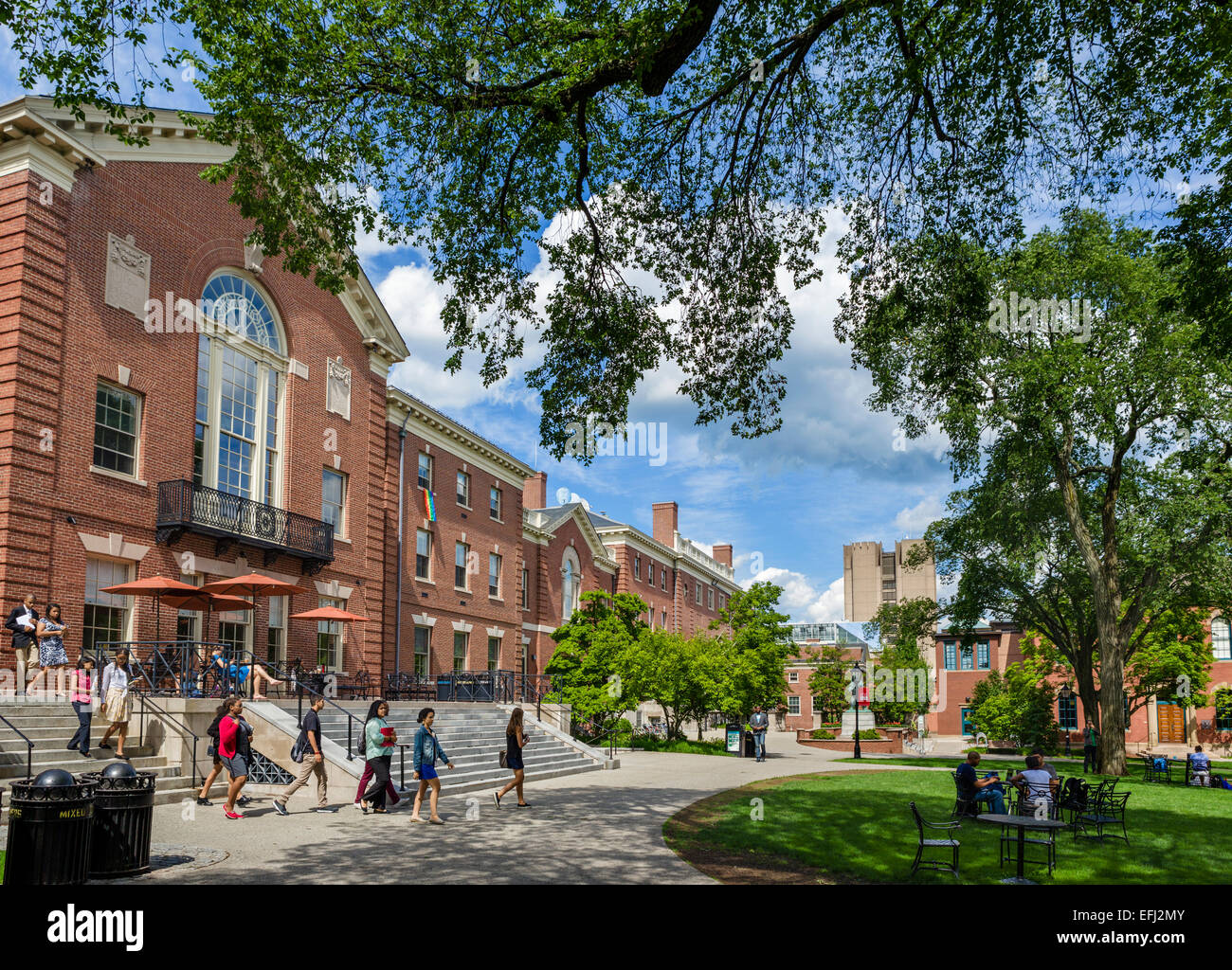 Studenti che escono dalla Faunce Hall / Stephen Robert '62 centro del Campus, College Green, la Brown University di Providence, RI, STATI UNITI D'AMERICA Foto Stock