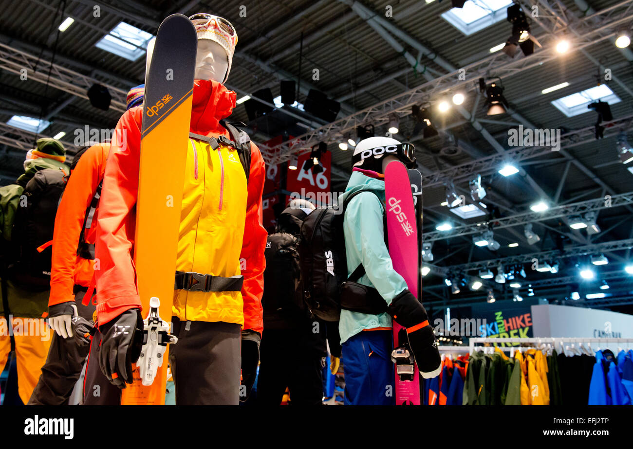 Monaco di Baviera, Germania. 5 febbraio, 2015. Sci giacche e pantaloni di produttore di abbigliamento sportivo Hagloefs sono in mostra presso la fiera per articoli sportivi e abbigliamento sportivo ISPO Monaco di Baviera, Germania, il 5 febbraio 2015. Circa 2585 espositori presentano i propri prodotti presso i mondi più grande fiera per articoli sportivi e abbigliamento sportivo che corre fino al 8 febbraio 2015. Foto: Sven Hoppe/dpa/Alamy Live News Foto Stock