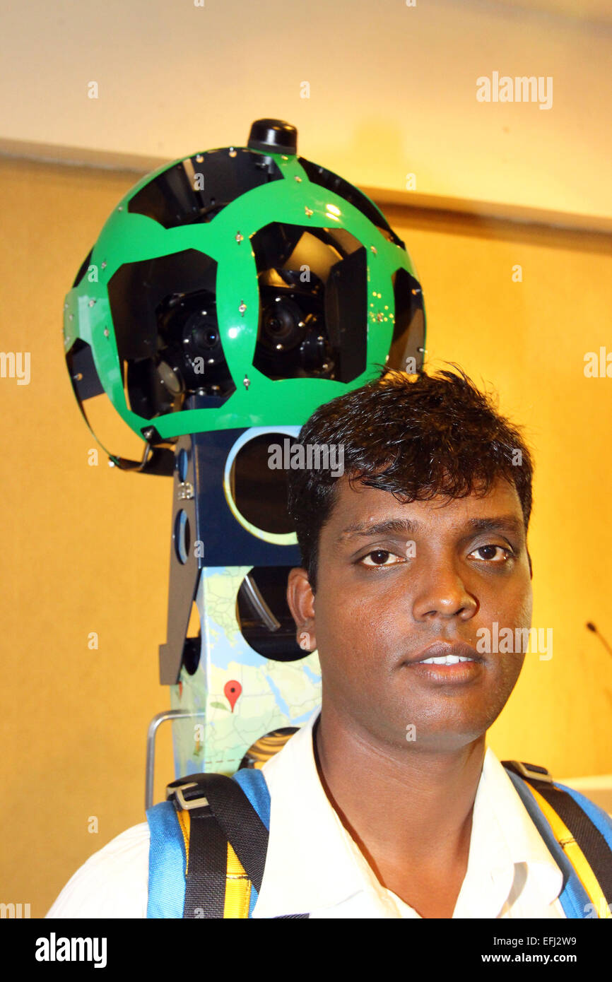 Dacca in Bangladesh. 5 febbraio, 2015. Un uomo impiegato da Google con Google Street View Trekker zaino. Foto Stock