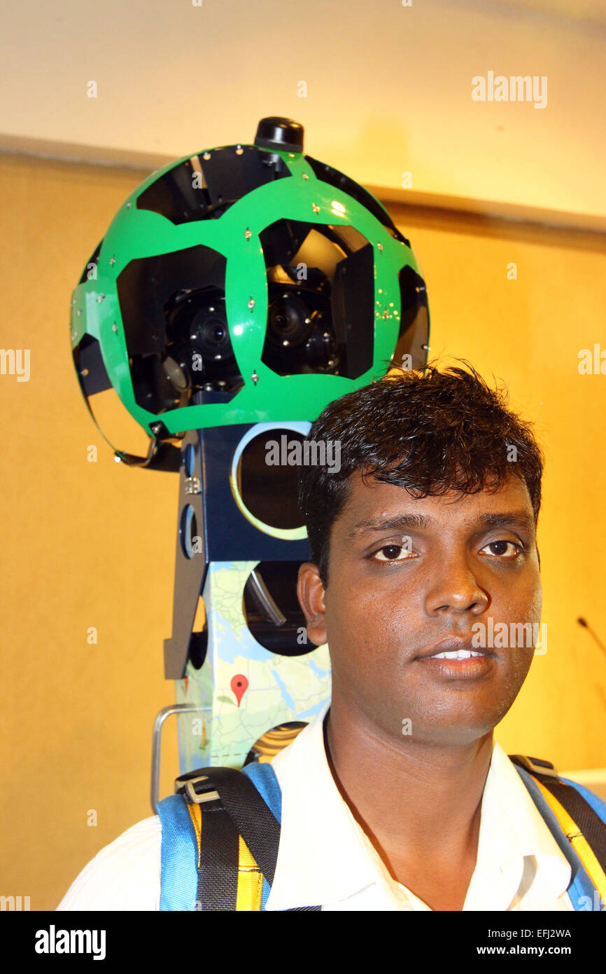 Dacca in Bangladesh. 5 febbraio, 2015. Un uomo impiegato da Google con Google Street View Trekker zaino. Foto Stock