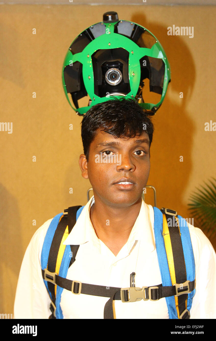 Dacca in Bangladesh. 5 febbraio, 2015. Un uomo impiegato da Google con Google Street View Trekker zaino. Foto Stock