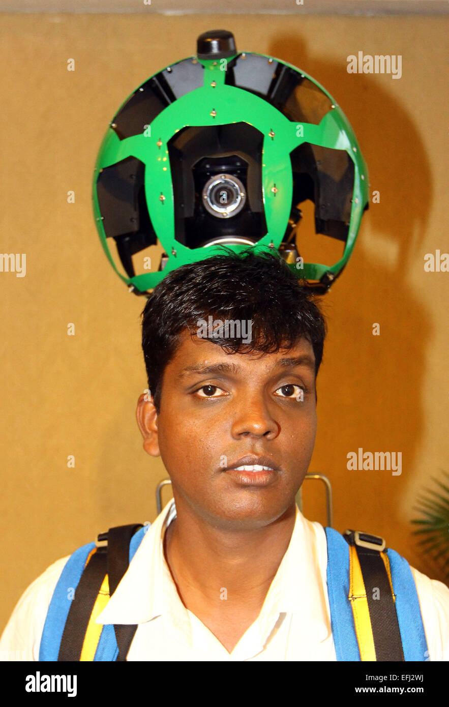 Dacca in Bangladesh. 5 febbraio, 2015. Un uomo impiegato da Google con Google Street View Trekker zaino. Foto Stock