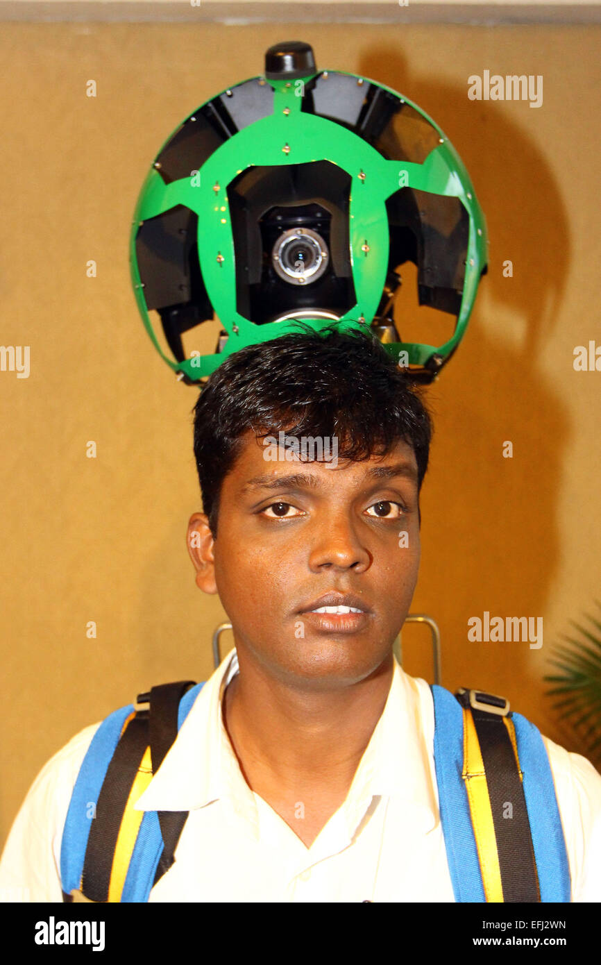 Dacca in Bangladesh. 5 febbraio, 2015. Un uomo impiegato da Google con Google Street View Trekker zaino. Foto Stock