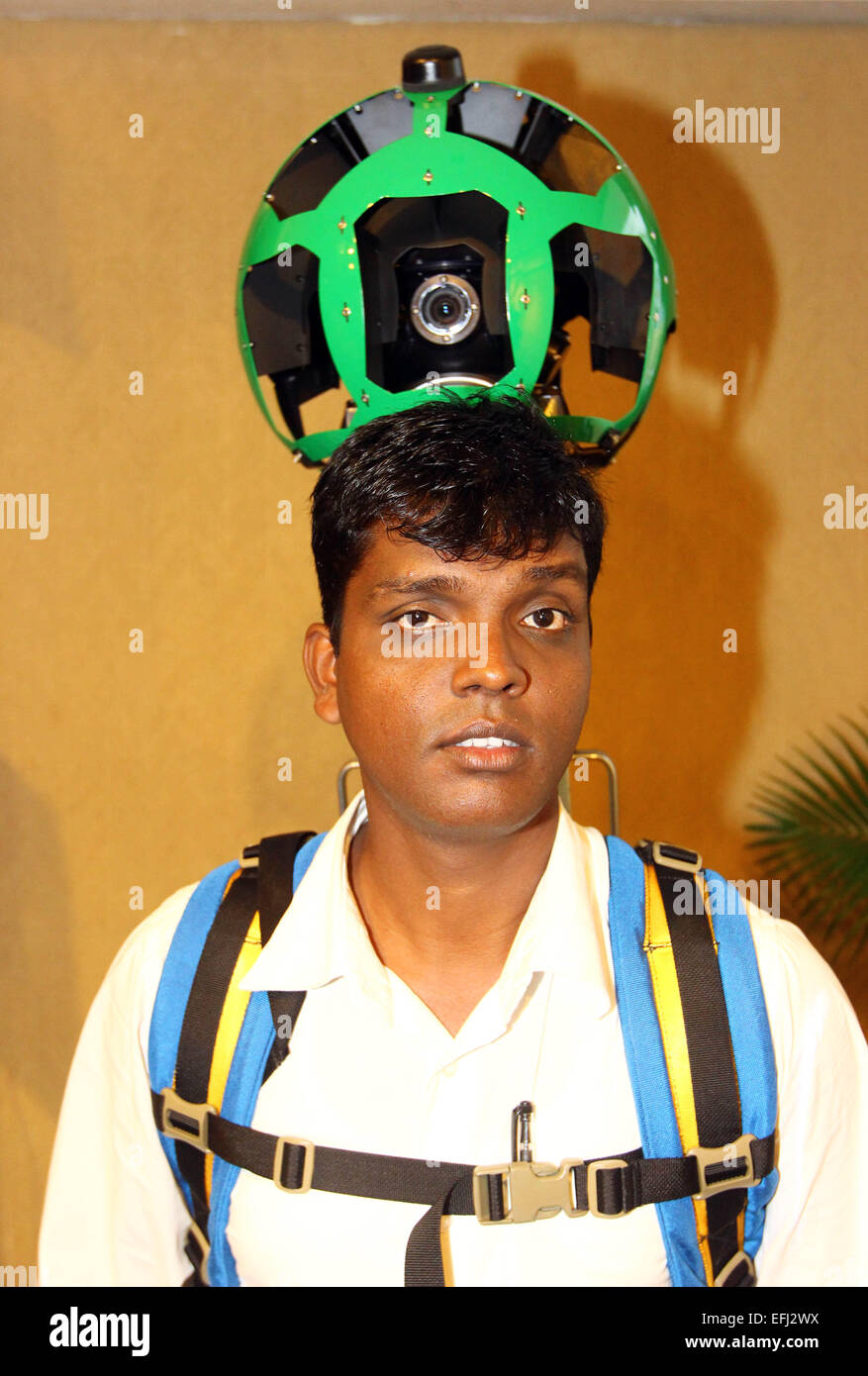 Dacca in Bangladesh. 5 febbraio, 2015. Un uomo impiegato da Google con Google Street View Trekker zaino. Foto Stock