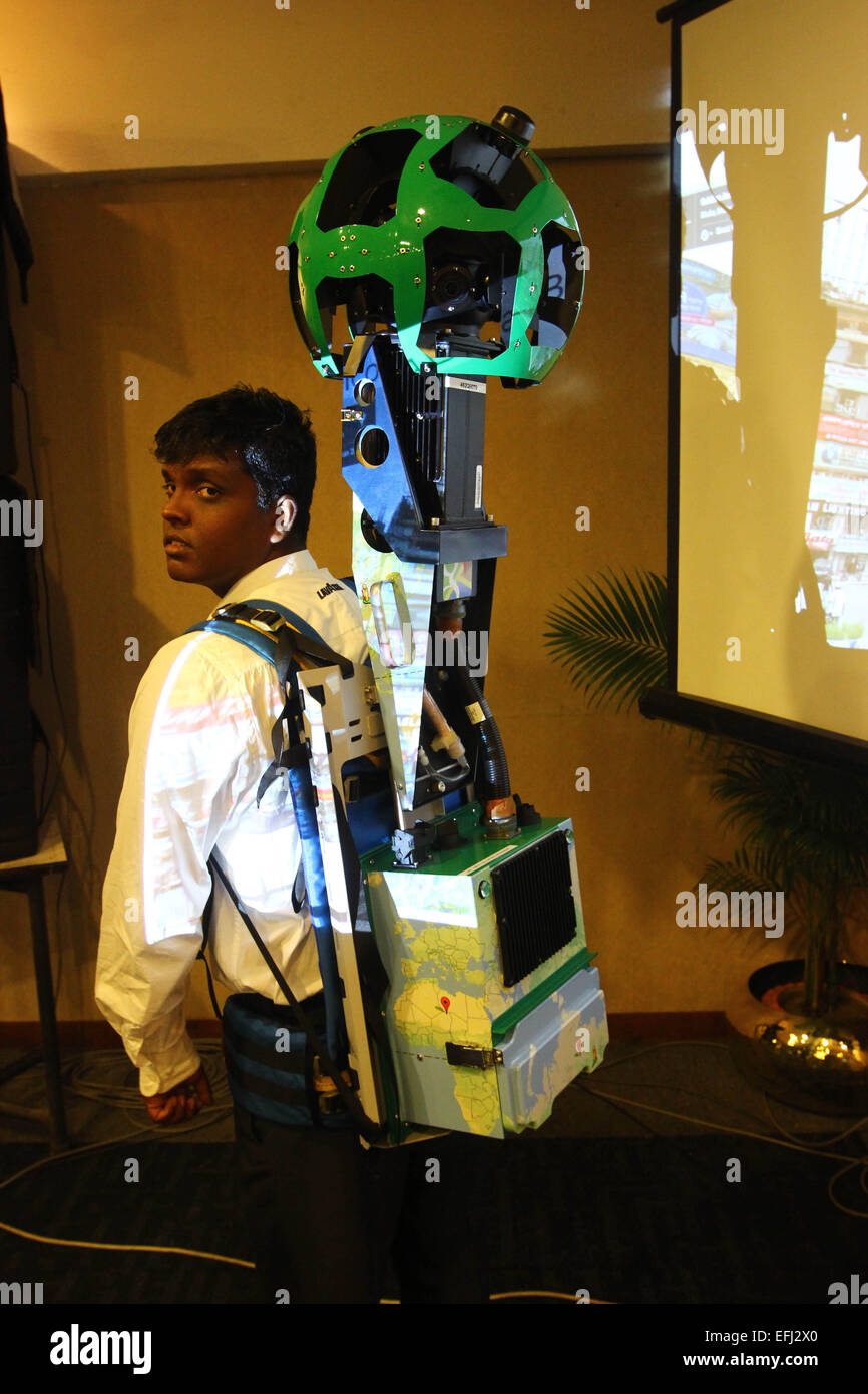 Dacca in Bangladesh. 5 febbraio, 2015. Un uomo impiegato da Google con Google Street View Trekker zaino. Foto Stock