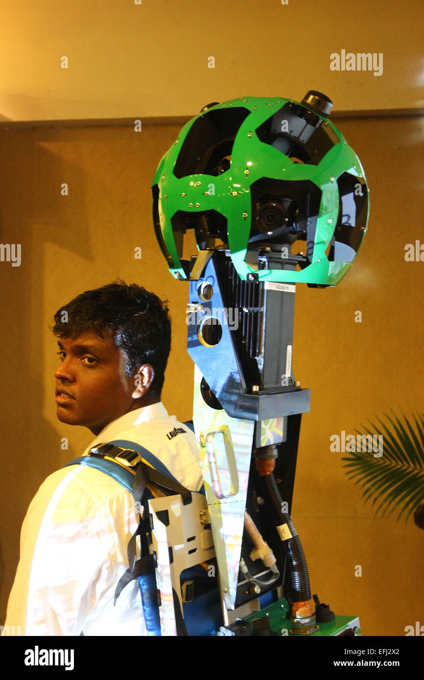Dacca in Bangladesh. 5 febbraio, 2015. Un uomo impiegato da Google con Google Street View Trekker zaino. Foto Stock