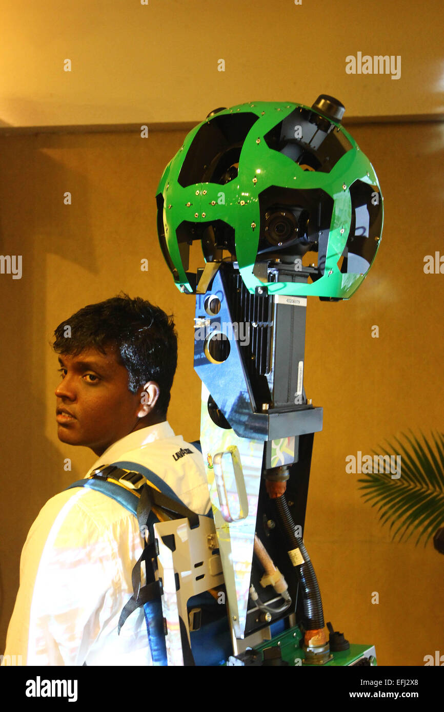 Dacca in Bangladesh. 5 febbraio, 2015. Un uomo impiegato da Google con Google Street View Trekker zaino. Foto Stock