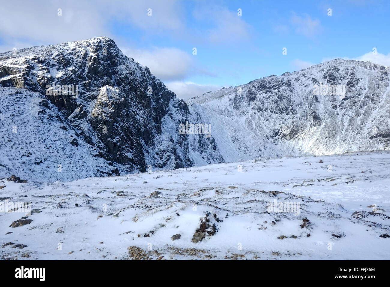 Cadair Idris durante il periodo invernale con la neve Foto Stock