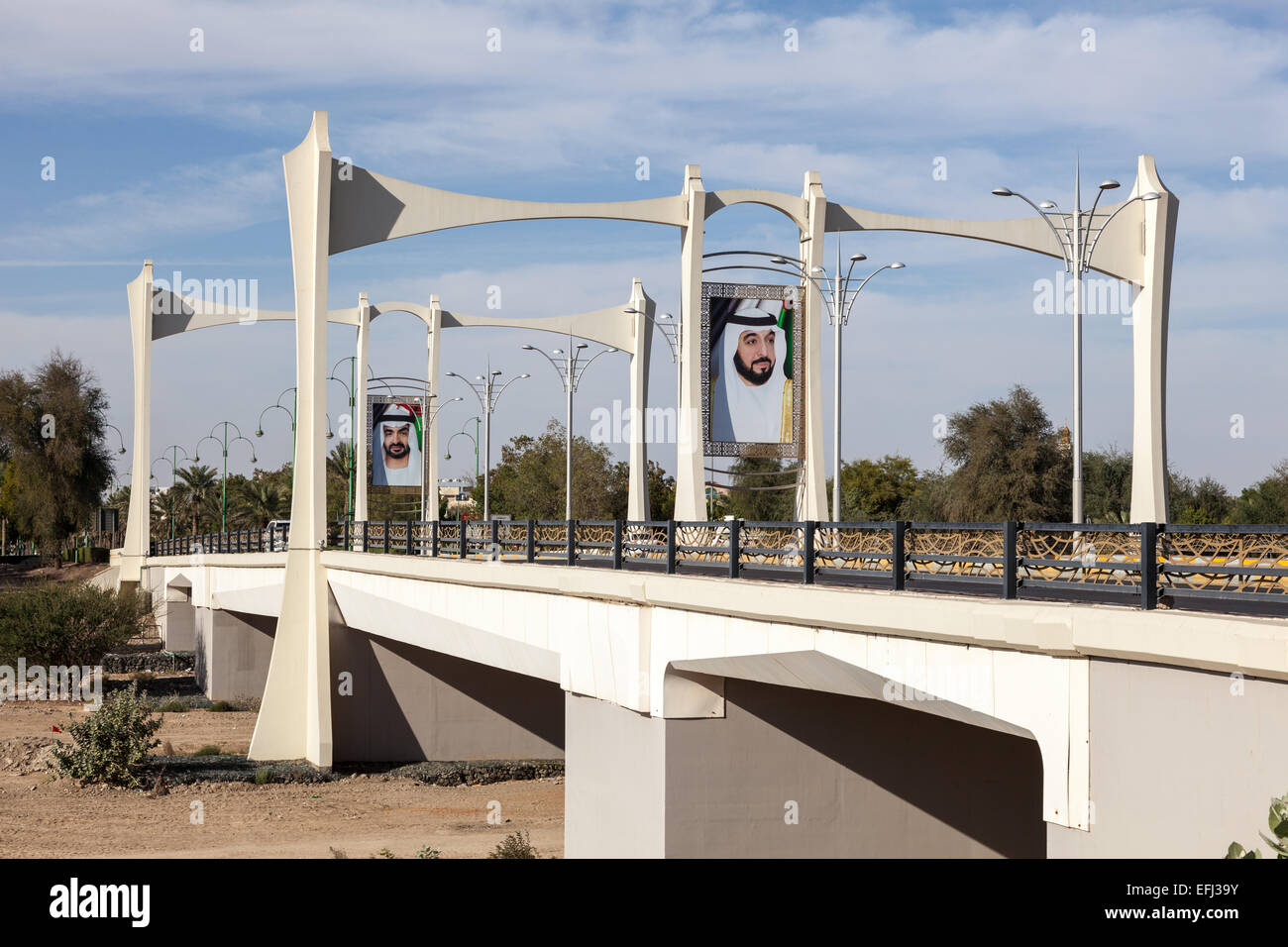 Ponte con ritratti di lo Sceicco Mohamed bin Zayed Al Nahyan e lo sceicco Khalifa bin Zayed Al Nahyan Foto Stock