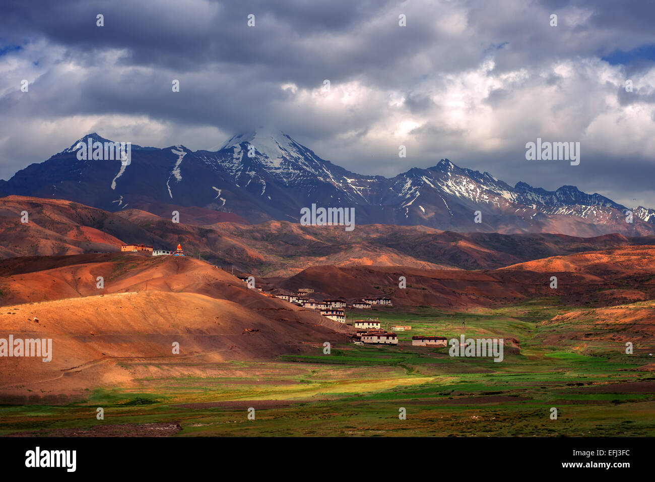 Piccolo villaggio in Himalaya mountain Foto Stock