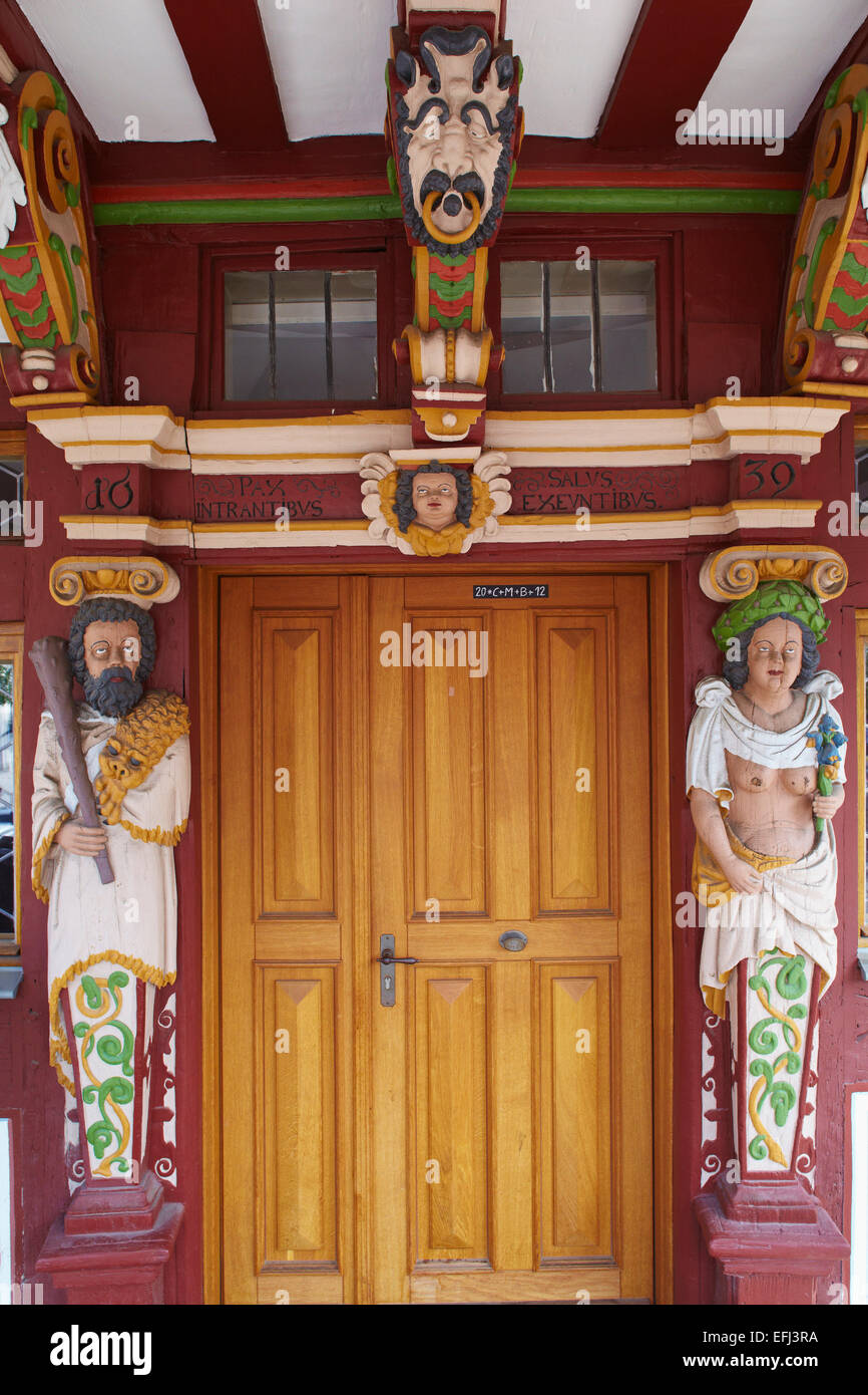 Portale con intagli in stile di Hadamarer Barock, dettaglio del municipio storico dal 1639, casa in legno e muratura, Hadamar, Wes Foto Stock