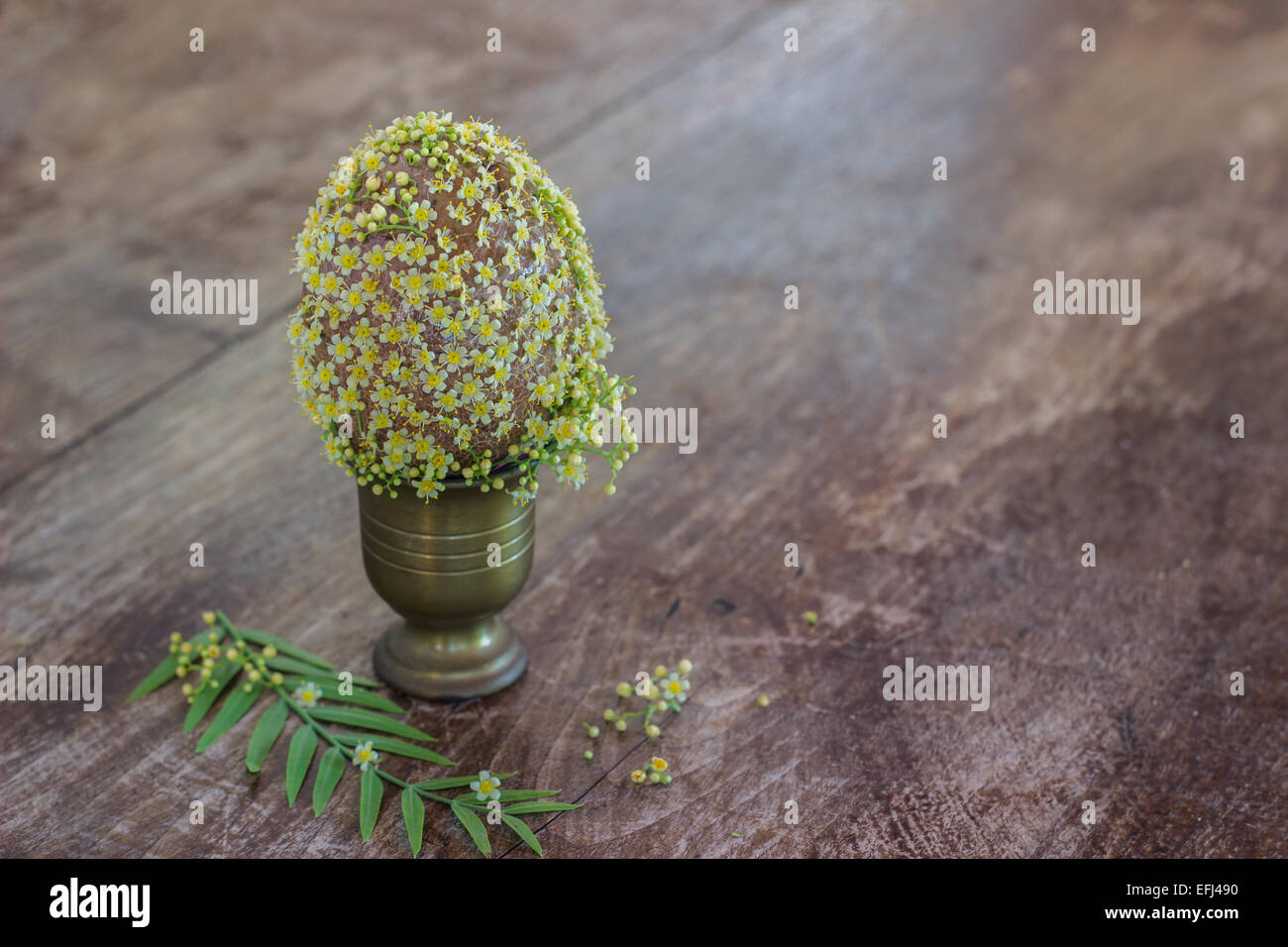 Uovo di Pasqua decorate fiori Foto Stock