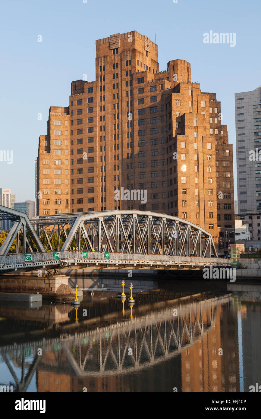 Cina, Shanghai e Suzhou Creek, Ponte Waibadu aka Garden Bridge e Broadway Mansions Hotel Foto Stock