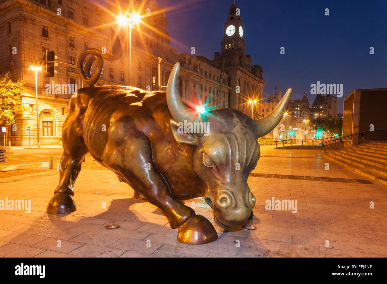 Cina, Shanghai, il Bund, il finanziario Bund Bull, scultore Arturo di Modica Foto Stock