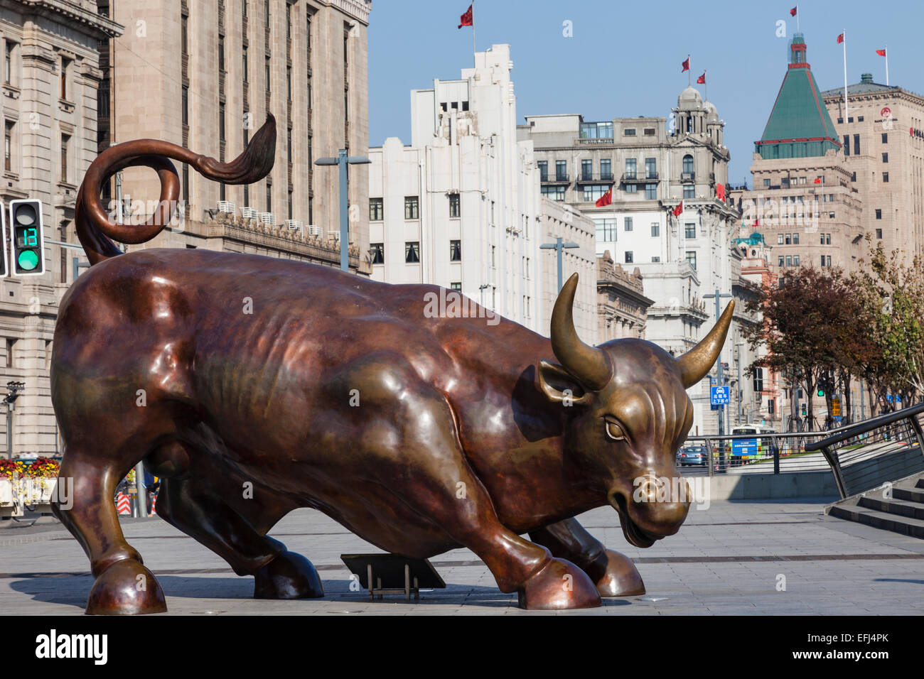 Cina, Shanghai, il Bund, il finanziario Bund Bull, scultore Arturo di Modica Foto Stock