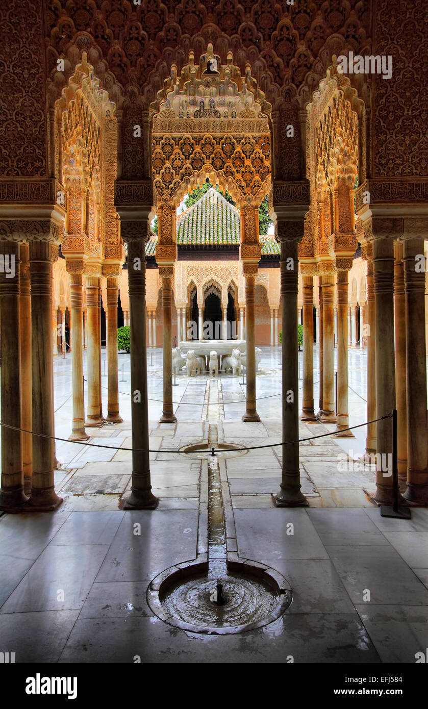Il patio dei Leoni nell'Alhambra di Granada Foto Stock