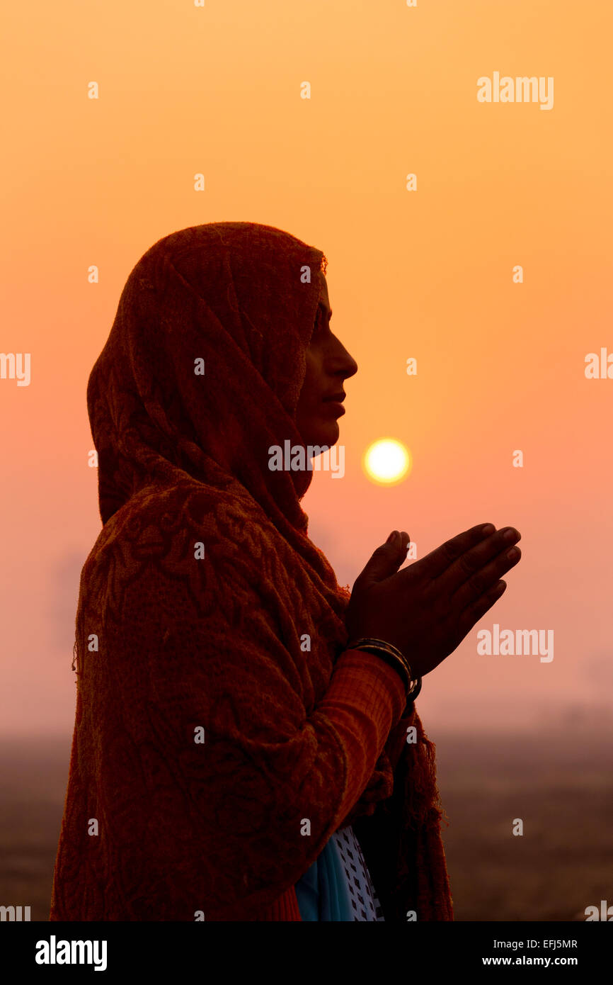 India, Uttar Pradesh, Agra, le donne indiane rendendo il Namaste saluto di sunrise Foto Stock