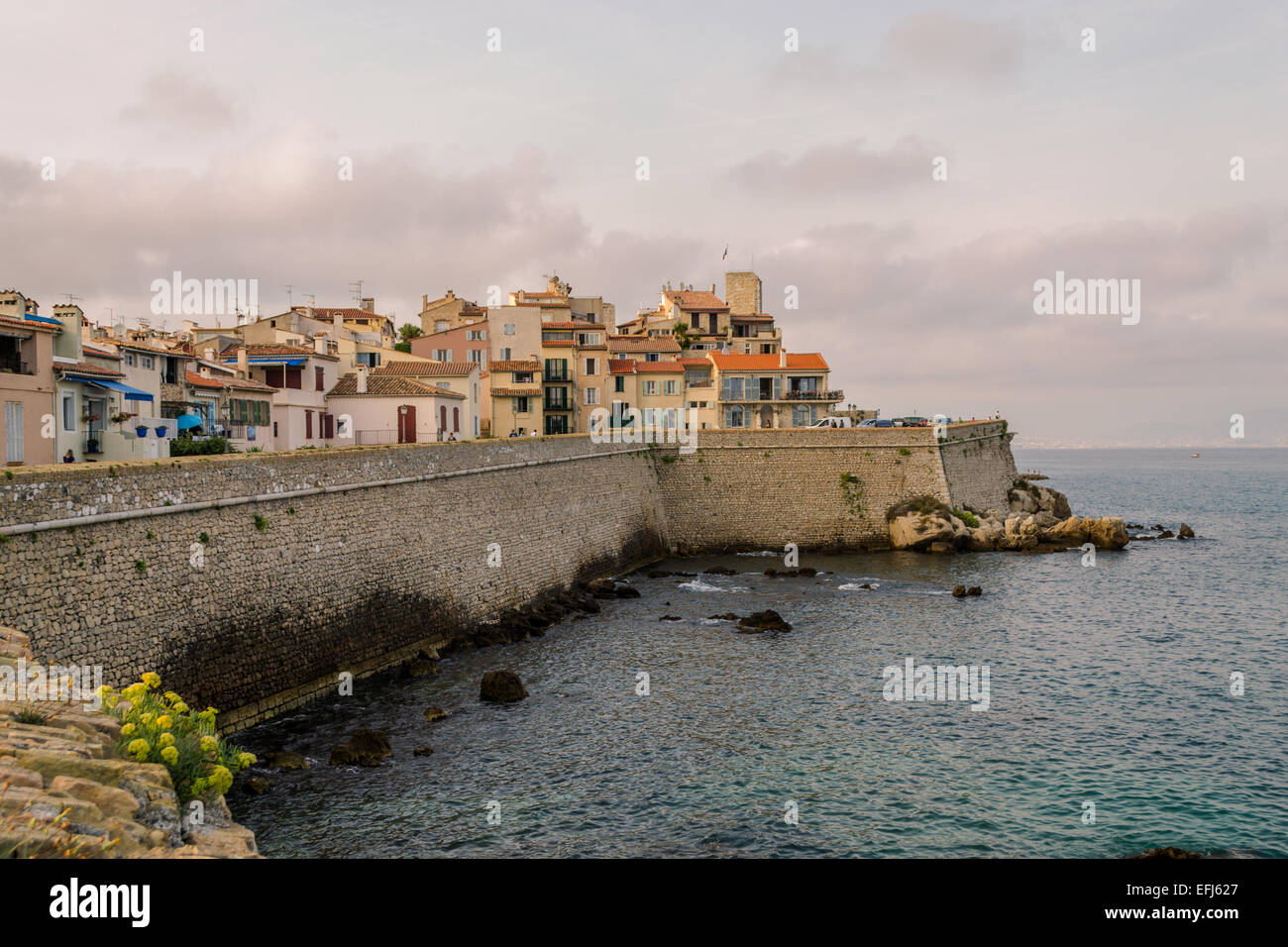 Vista di Antibes città vecchia da bastioni. Foto Stock