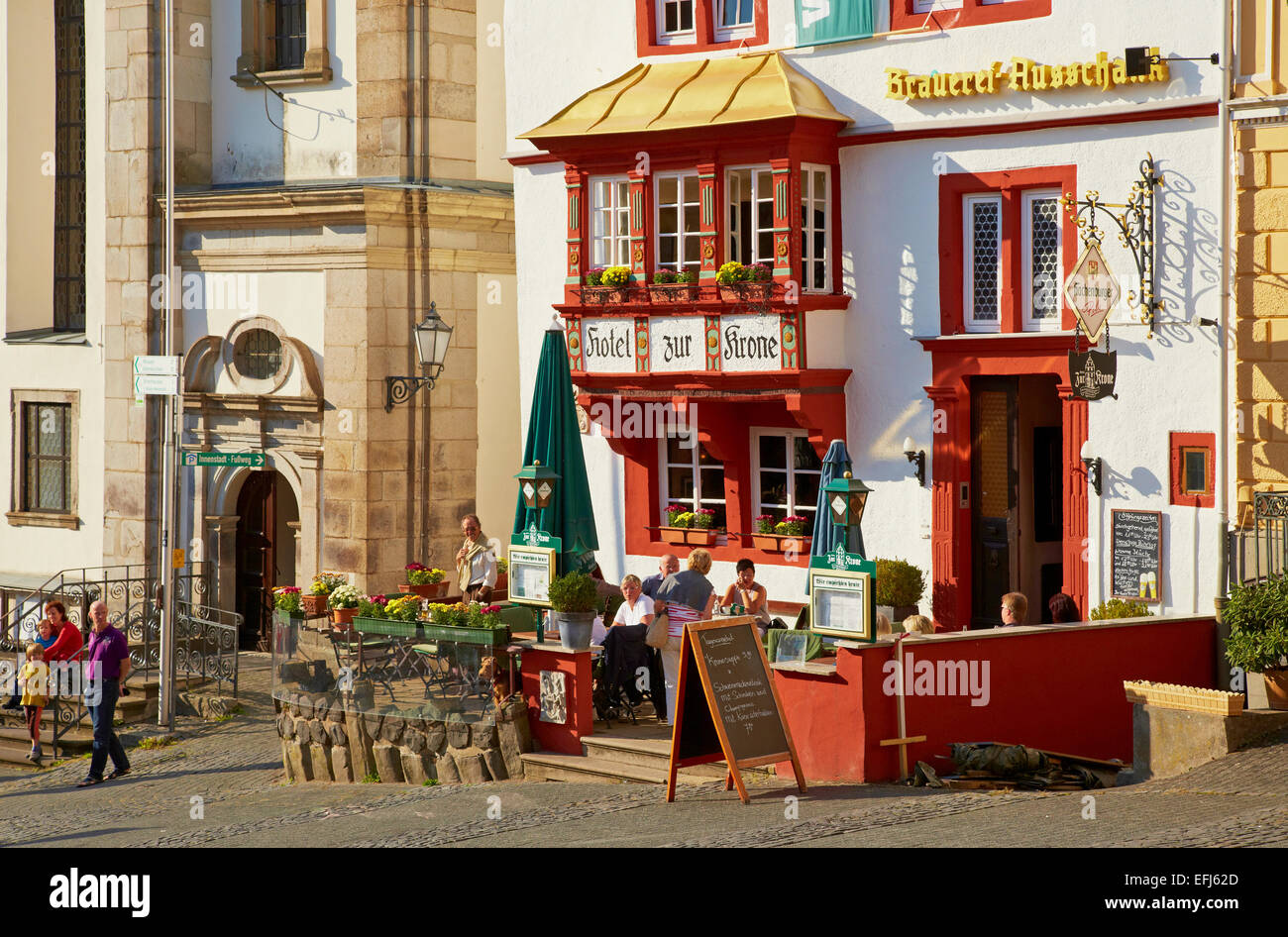 Steinernes Haus sulla piazza del mercato, edificio rinascimentale con tre facciate oriel finestra, più antica costruita in pietra Inn in Germania, Alt Foto Stock