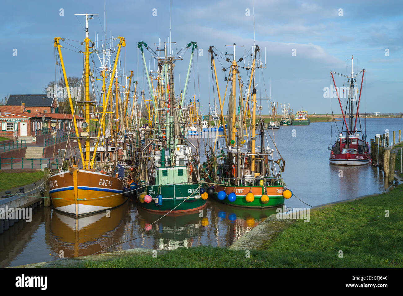 Barche da pesca ormeggiate nel porto di pesca, Greetsiel, Bassa Sassonia, Germania Foto Stock