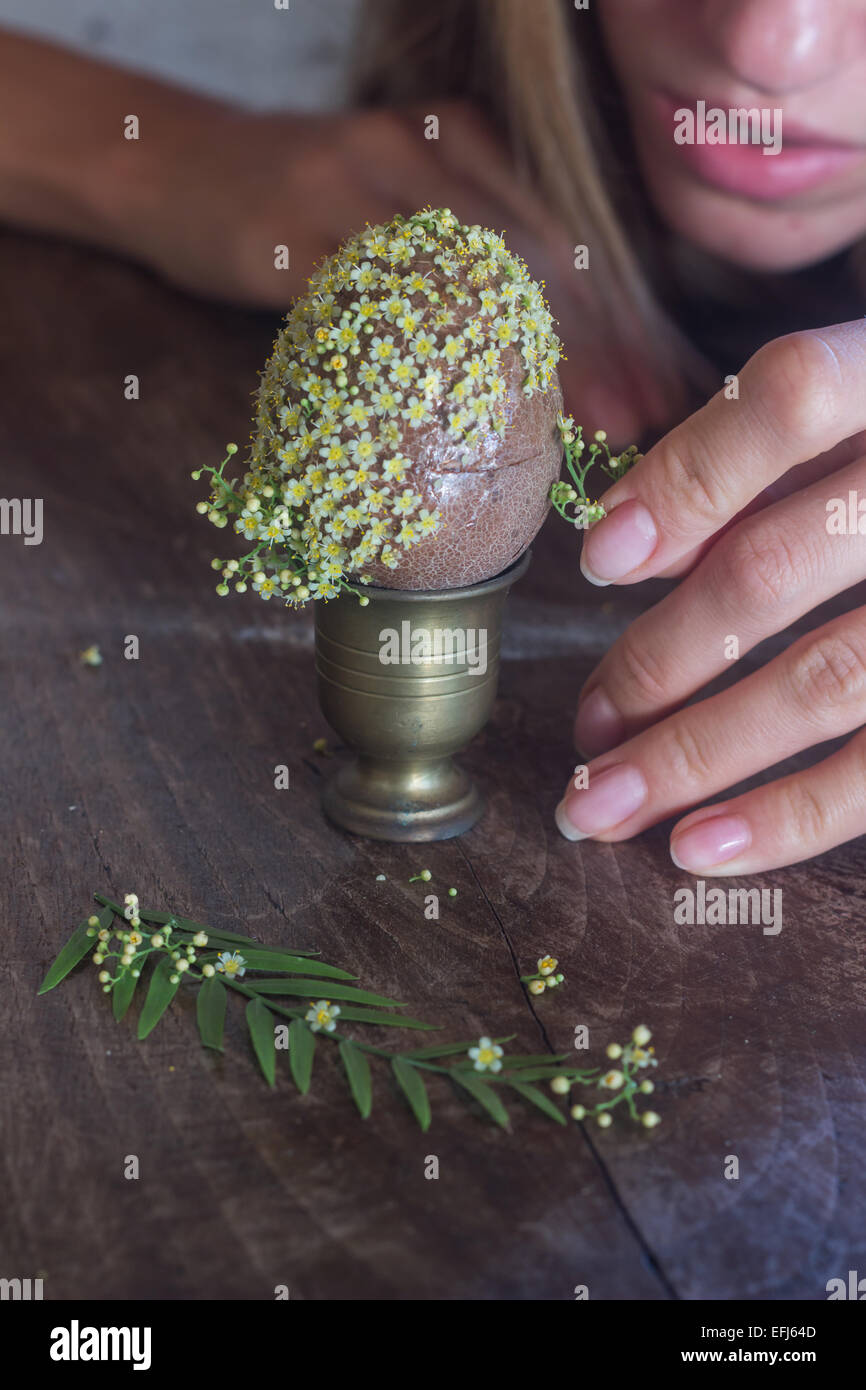 Hobby creazione di donna fiori decorazione uovo di pasqua dono rendendo Foto Stock