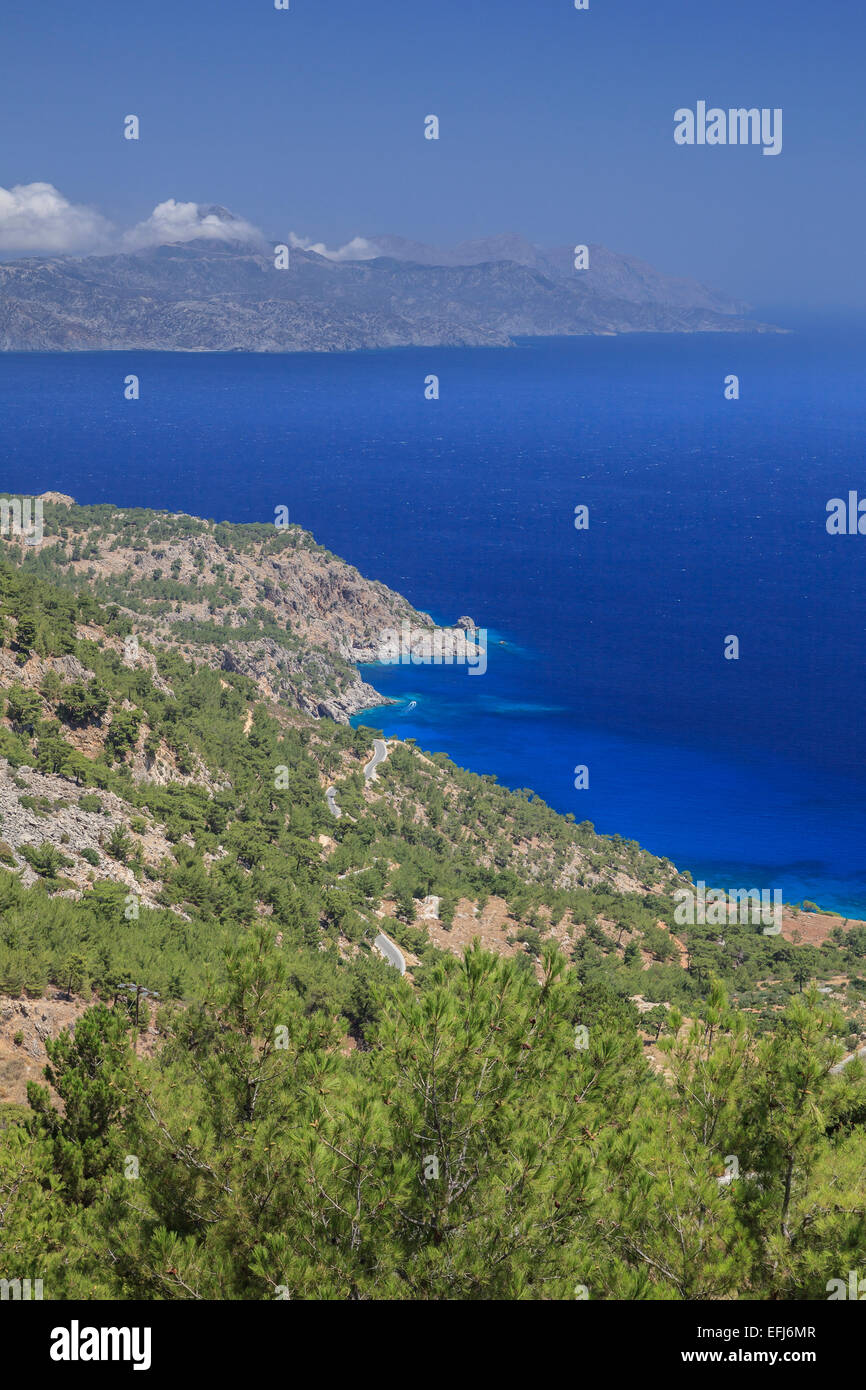 Costa, il mare blu, Karpathos, Dodecaneso, Egeo Meridionale, Grecia Foto Stock