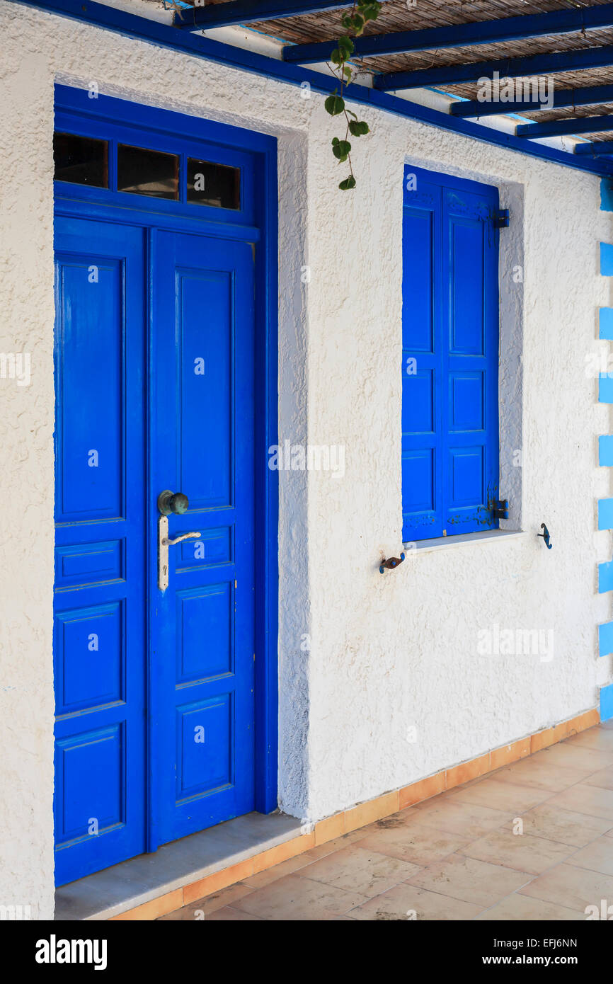 Blue porta e finestra, Karpathos, Dodecaneso, Egeo Meridionale, Grecia Foto Stock
