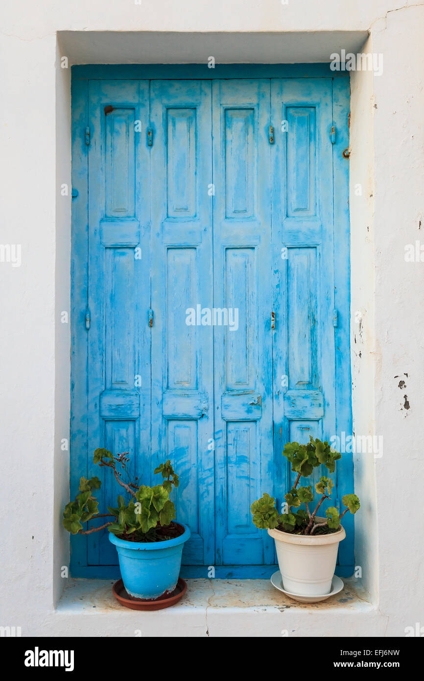 Porta blu con vasi di piante, Karpathos, Dodecaneso, Egeo Meridionale, Grecia Foto Stock