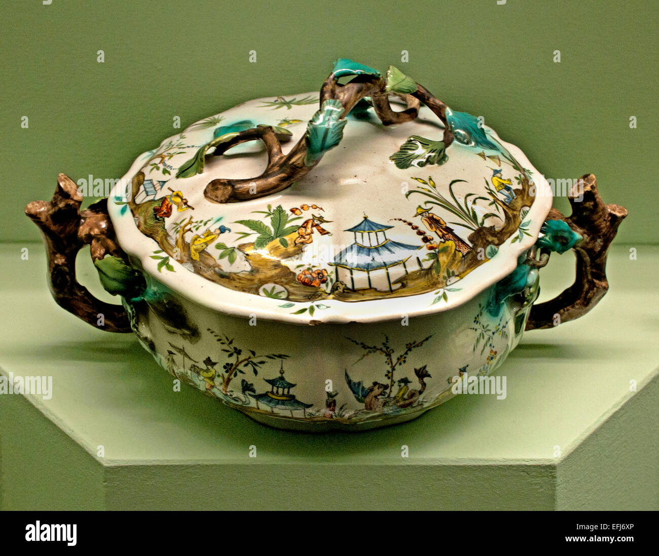 Faenza - Ceramica Charles François Hannong 1669 - 1739 ( originariamente olandese potters Family ) Paul Anthony divenne il capo della fabbrica nel 1732 Musée des Arts Décoratifs (Museo di Arte Decorativa) Strasburgo Francia Foto Stock