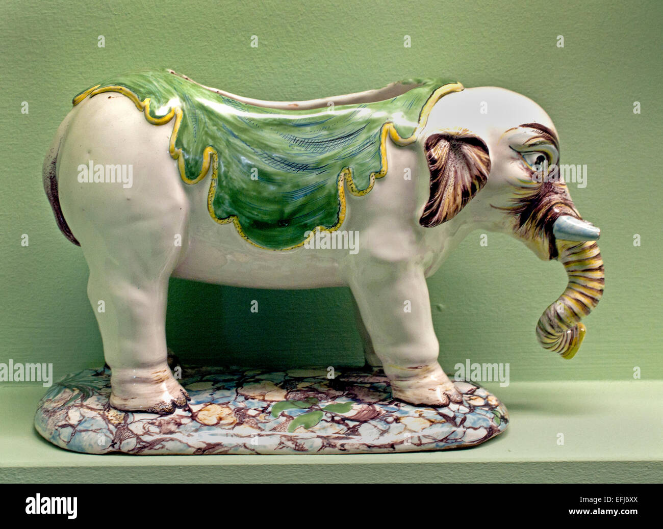 FaieFaience - Ceramica Charles François Hannong 1669 - 1739 ( originariamente olandese potters Family ) Paul Anthony divenne il capo della fabbrica nel 1732 Musée des Arts Décoratifs (Museo di Arte Decorativa) Strasburgo Francia Foto Stock