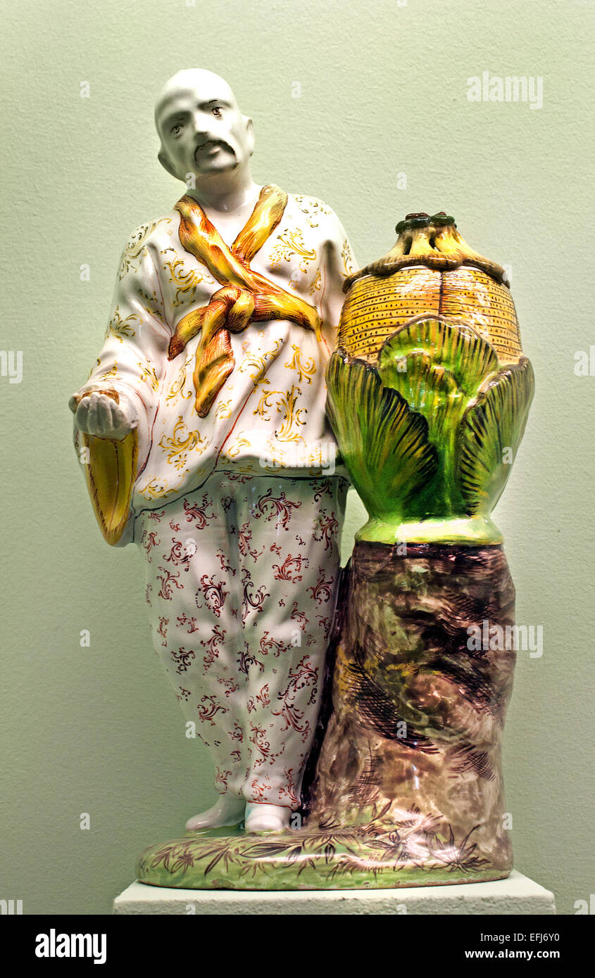 Faenza - Ceramica Charles François Hannong 1669 - 1739 ( originariamente olandese potters Family ) Paul Anthony divenne il capo della fabbrica nel 1732 Musée des Arts Décoratifs (Museo di Arte Decorativa) Strasburgo Francia Foto Stock